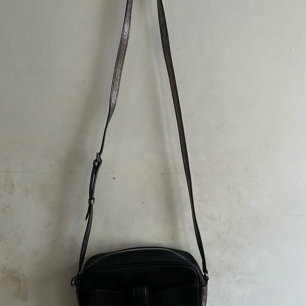 Classic Black Leather Crossbody Bag with Adjustable Strap